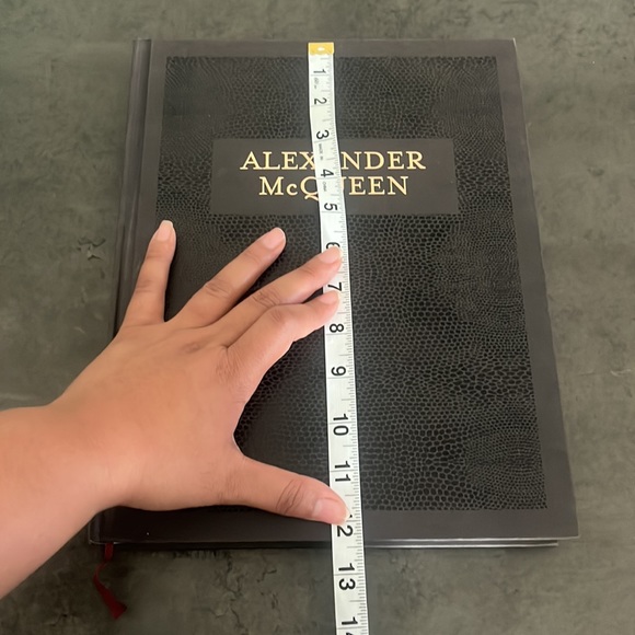 Alexander McQueen table book edited by Claire Wilcox - Picture 9 of 9